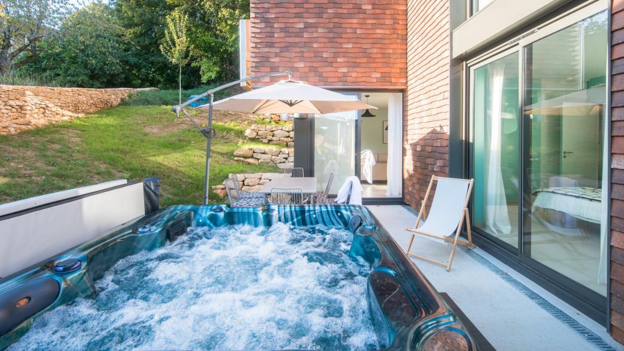 Ferienwohnung Cote Jardin Avec Jacuzzi Privatif Et Parking Prive Sarlat Exterior foto
